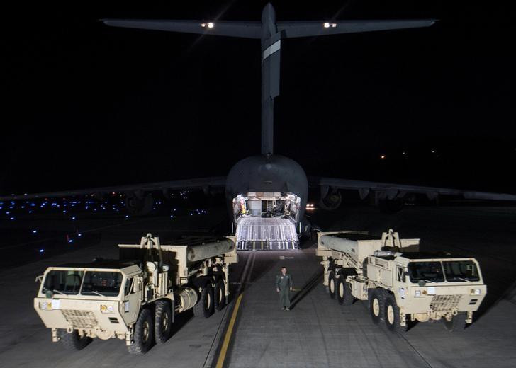 Hệ thống THAAD cập bến Sân bay Osan Air Base ở Pyeongtaek, Hàn Quốc. Ảnh: Yonhap