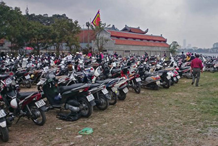 Các bãi gửi xe luôn chật kín trong dịp Tết.