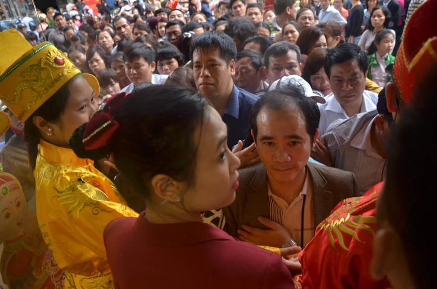 Dòng người đứng kín trước cửa hàng vàng Bảo Tín Minh Châu trên đường Trần Nhân Tông. Ảnh: Thanh Hà.