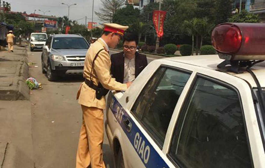 Chiếc xe gây tai nạn bị CSGT kiểm tra sau khi bỏ chạy khỏi hiện trường.