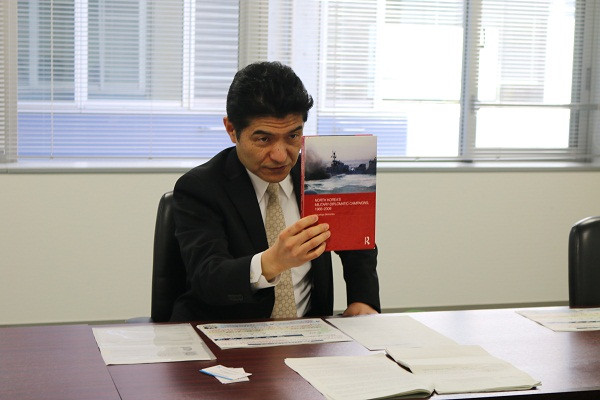 Tiến sĩ Narushige Michishita, Học viện Quốc gia về Nghiên cứu chính sách (GRIPS), trao đổi với phóng viên về chương trình hạt nhân của Triều Tiên và đối tác an ninh Nhật-Hàn. Ảnh: Minh Trang.