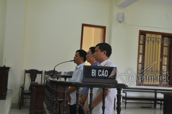 Ba cán bộ kiểm lâm trước vành móng ngựa. Ảnh Vietnamnet