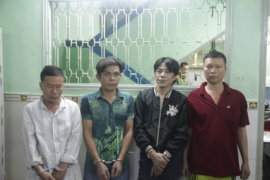 Nghi can cầm đầu Thanh (trái) cùng đồng bọn tại cơ quan điều tra. Ảnh CA