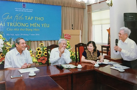 Nhà giáo ưu tú, nhà thơ Đặng Hiển tại buổi giới thiệu tập thơ Mái trường mến yêu