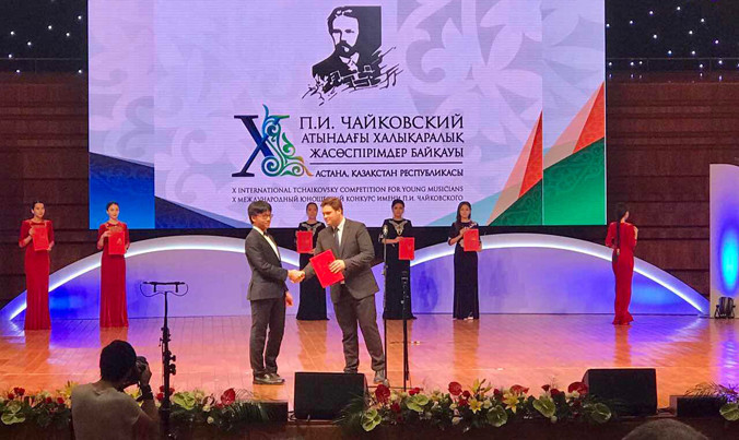 Trần Lê Quang Tiến nhận giải đặc biệt dành cho người biểu diễn tác phẩm thể hiện đại tốt nhất của cuộc thi.