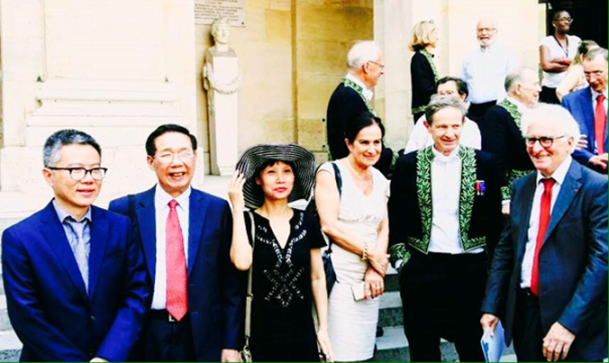 Giáo sư Ngô Bảo Châu (ngoài cùng bên trái) cùng các nhà khoa học chụp hình lưu niệm trước cửa Viện Hàn lâm Khoa học Pháp. Ảnh: Minh Tuấn.