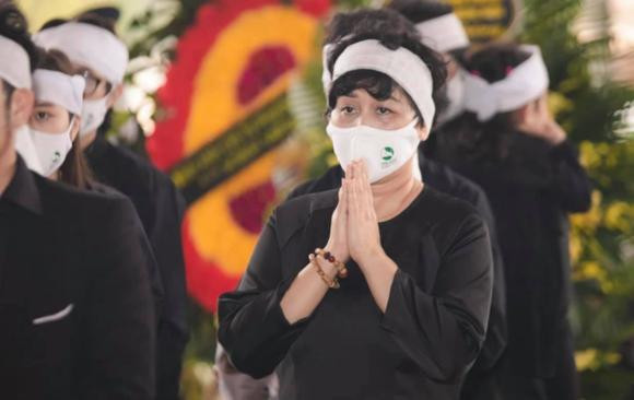 NSND Minh Hằng tại tang lễ của chồng.