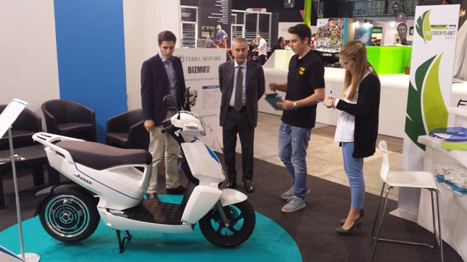 Xe máy điện đắt nhất Việt Nam trình làng tại Ý