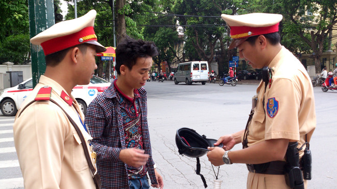 Nhiều người vẫn vô tư đội mũ bảo hiểm rởm 