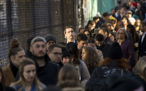Hàng dài cử tri chờ đợi tại Brooklyn, New York. Ảnh: AFP.