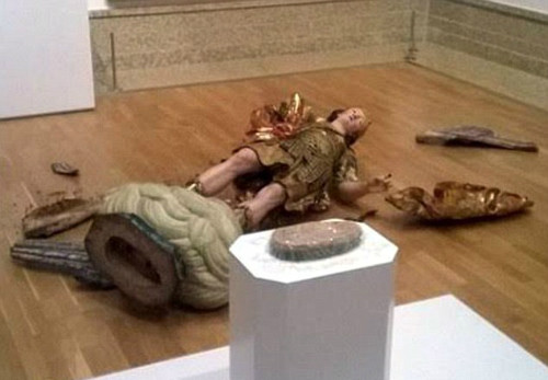 Bức tượng Thánh Michael sau khi sự cố. Ảnh: CEN.