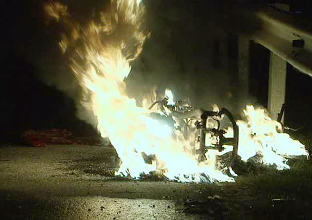 Chiếc xe máy cháy trơ khung.