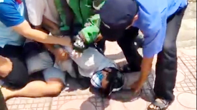 Nam thanh niên bị bắt giữ. Ảnh cắt từ clip