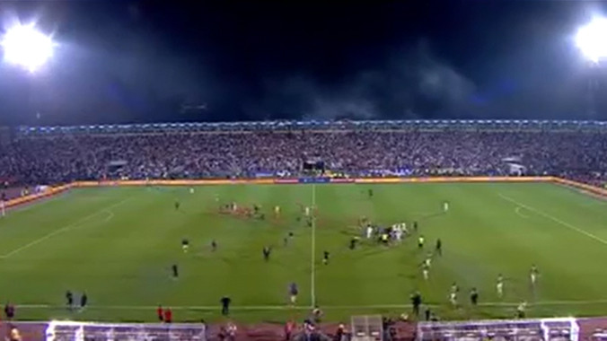 Bạo loạn làm gián đoạn trận Serbia và Albania