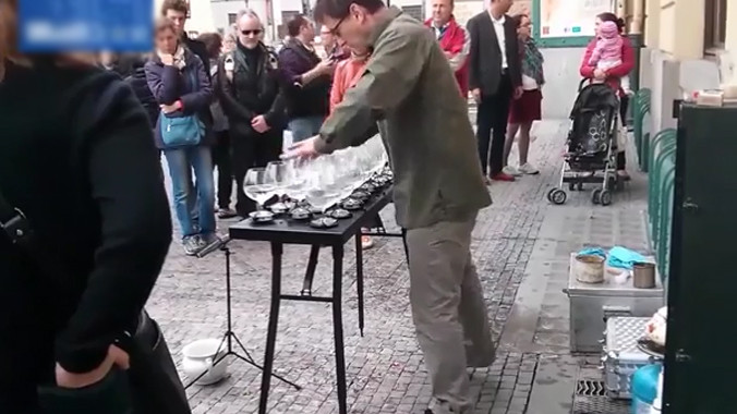 Nghệ sĩ chơi nhạc bằng... ly thủy tinh cực đỉnh