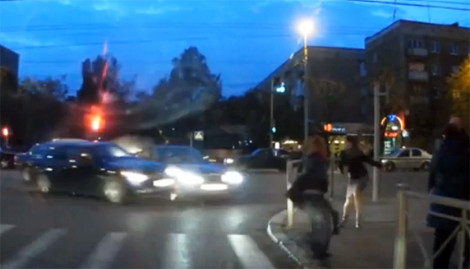 Ba cô gái suýt bị xe đâm trong gang tấc