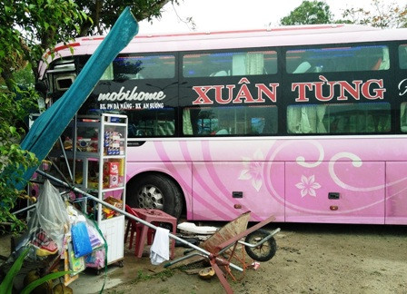 Xe khách BKS 43B- 008.53 tông vào quán nước của người dân bên đường.