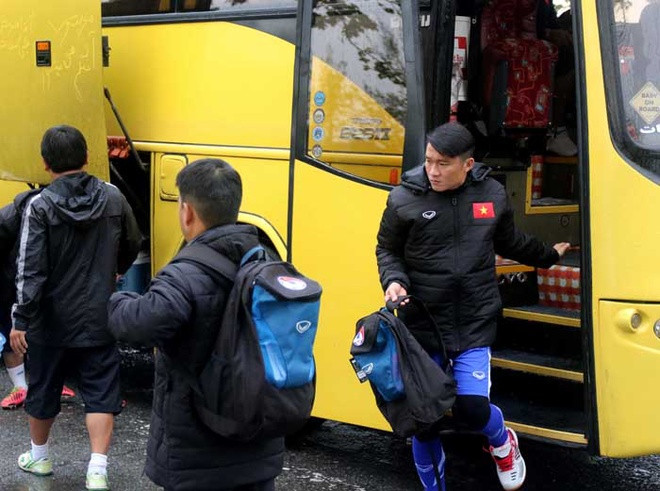 Hôm qua 26/3, HLV Hữu Thắng chỉ cho đội tập gym nhẹ bởi mới trải qua hành trình bay kéo dài hơn 20h từ Việt Nam sang Iran. Sáng nay, tuyển Việt Nam ra sân tập buổi đầu tiên.