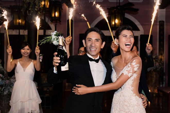 Đám cưới của Trang Lạ diễn ra tại một biệt thự riêng mới xây tại quận 9 TP HCM. Buổi ra mắt ông xã của cô gồm bạn bè thân thiết và gia đình khoảng 100 người. Trang Lạ khá kín đáo về chuyện tình cảm nên ít người biết cô hẹn hò cùng bác sĩ Trần Tiễn Chánh, 