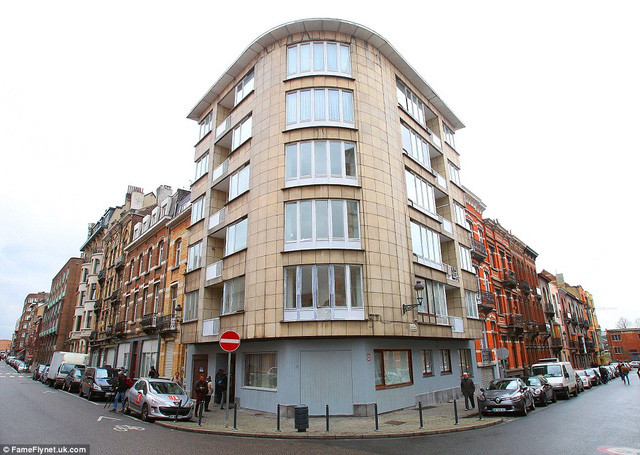 Căn hộ của các nghi phạm khủng bố nằm trên tầng trên cùng của tòa nhà chung cư 5 tầng ở quận Shaerbeek, phía đông bắc Brussels.