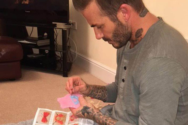 Becks kiên nhẫn làm đồ chơi cho con gái. Ảnh: Instgagram.