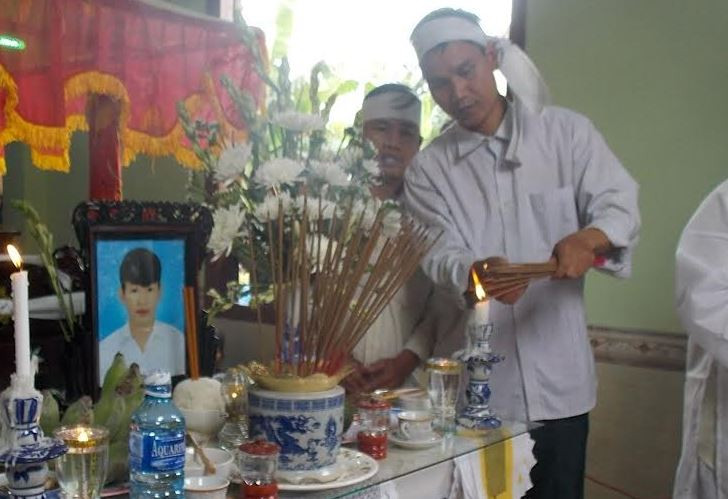 Gia đình đang lo hậu sự cho em Khánh. Ảnh: Báo Công Lý