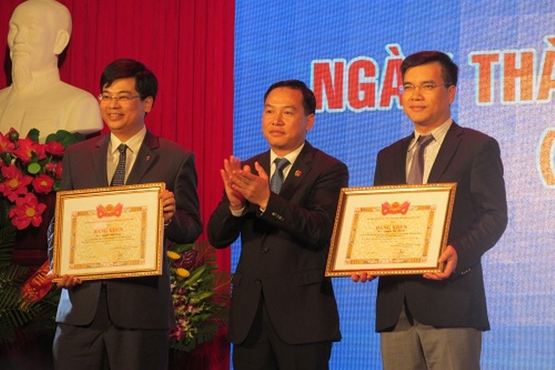 Đ/c Hồ Xuân Trường, Ủy viên BTV TƯ Đoàn, Bí thư Đoàn khối doanh nghiệp TƯ trao bằng khen của TƯ Đoàn TNCS HCM cho Đoàn thanh niên Tổng Cty đầu tư và kinh doanh vốn nhà nước và cty cổ phần nhựa thiếu niên tiền phong.