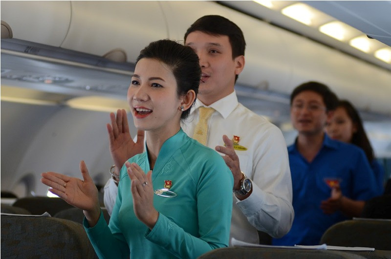 Hình ảnh tổ bay gồm những người trẻ tuổi với phù hiệu Đoàn trên ngực, khoác lên mình đồng phục Đoàn đã để lại ấn tượng mạnh cho hành khách và chính các bạn trẻ phục vụ chuyến bay.