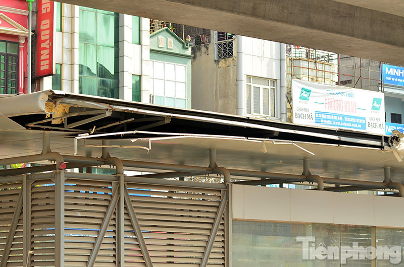 Mặc dù chưa đi vào hoạt động nhưng nhiều nhà chờ thuộc tuyến buýt nhanh (BRT) tại Hà Nội bị hư hỏng nặng phần mái che, nhiều chỗ bị hoen gỉ, bụi phủ trắng.
