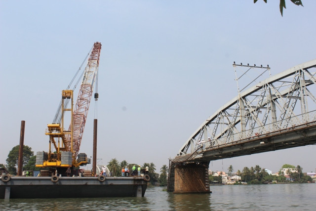 Cẩu 500 tấn được đưa vào vị trí 