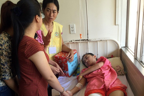 Câu chuyện của Vi gây phẫn nộ trong dư luận, cũng như nhận được sự đồng cảm, chia sẻ của cộng đồng. Nhiều người dân đã đến Bệnh viện Chợ Rẫy thăm hỏi, động viên cô bé tận giường bệnh. Ảnh: Quốc Ngọc.