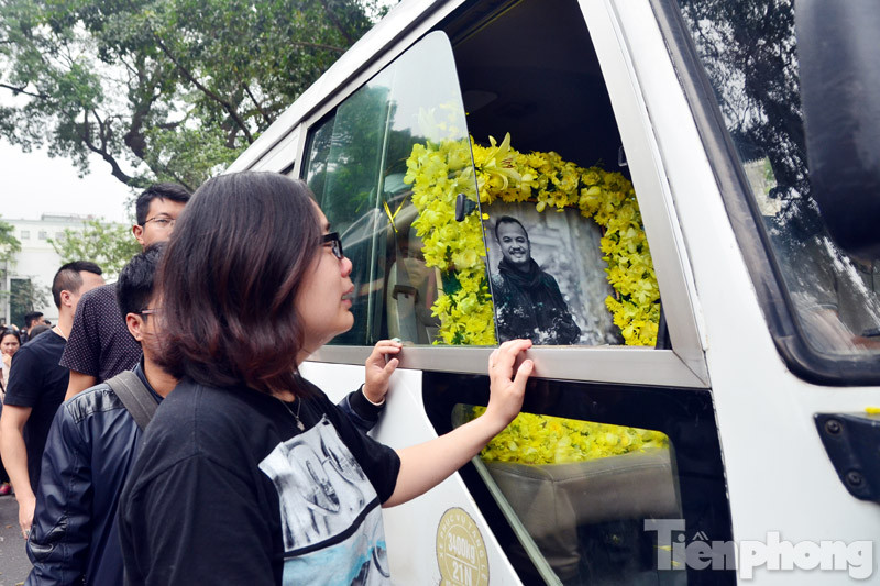 Sáng nay,23/3, gia đình và người thân đã tổ chức lễ viếng và truy điệu cho thủ lĩnh Bức Tường. Hàng dài người không cầm được nước mắt đi theo xe tiễn đưa Trần Lập về nơi an nghỉ cuối cùng.