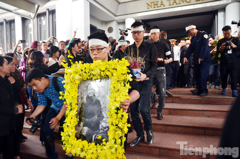 Nghẹn ngào nước mắt tiễn biệt Trần Lập