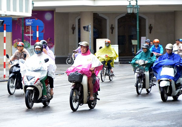 Thời tiết miền Bắc có mưa nhỏ, miền Nam nắng nóng. Ảnh minh họa.