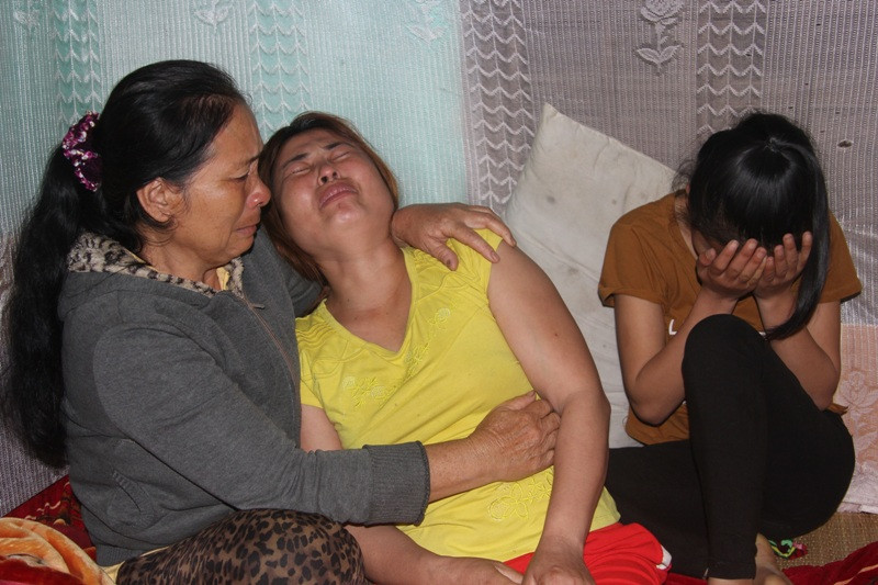 Gia đình anh Đặng Quốc Nghĩa (trú tại xã Cẩm Nam, Cẩm Xuyên) bị giết ở Angola ngày 5/3 đau đớn khi nhận được thông báo từ Đại sứ quán. 