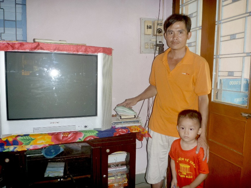 Anh Trần Công Lê bên máy điện thoại và các dịch vụ của VNPT Tiền Giang cung cấp.