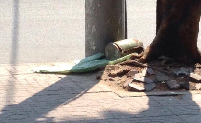 Vật nghi là chất nổ trên vỉa hè đường Lý Thường Kiệt. Ảnh Zing.vn