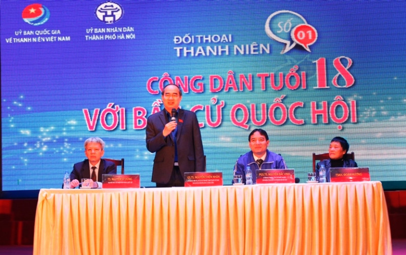 Ủy viên Bộ Chính trị, Chủ tịch Ủy ban Trung ương Mặt trận Tổ quốc Việt Nam, Phó Chủ tịch Hội đồng bầu cử Quốc gia Nguyễn Thiện Nhân đối thoại với các bạn trẻ. Ảnh Vương Đức.