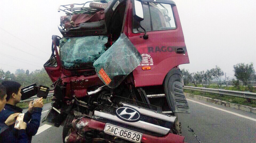 Chiếc xe tải bị hư hỏng nặng phần đầu.