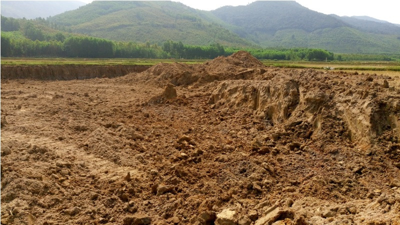 Khu đất ruộng người dân bán cho chủ lò gạch khai thác.