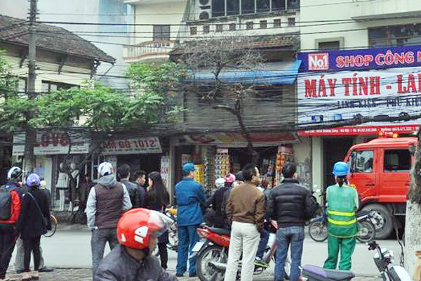 Nhiều người dân đứng theo dõi sự việc.