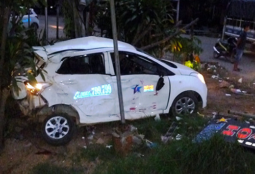 Taxi biến dạng sau cú tông khiến tài xế tử vong. Ảnh: Bảo Sương.