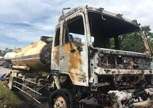 Phần cabin xe bồn chở dầu bị cháy trơ khung. Ảnh: V.L.