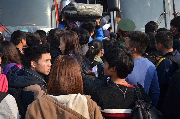 Hành khách chen chân tại bến xe Mỹ Đình