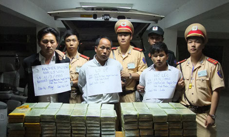 Các đối tượng và tang vật. Ảnh: Công an Nhân dân.