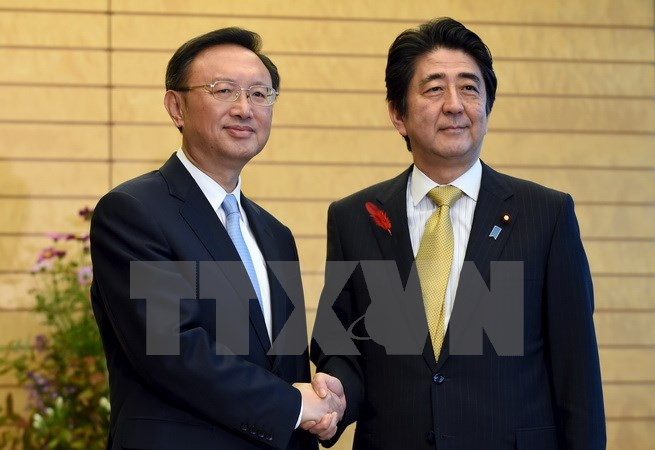 Thủ tướng Nhật Bản Shinzo Abe (phải) có cuộc gặp với Ủy viên Quốc vụ Trung Quốc Dương Khiết Trì hồi năm 2015. (Nguồn: Reuters/TTXVN)