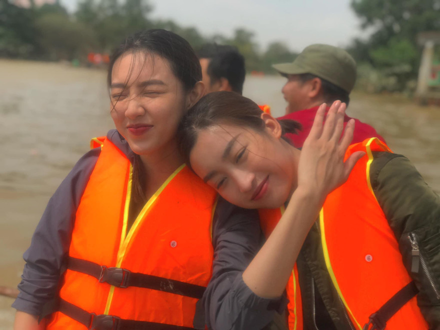 Những hình ảnh đời thường chưa từng lên sóng của người đẹp Nguyễn Thúc Thuỳ Tiên 