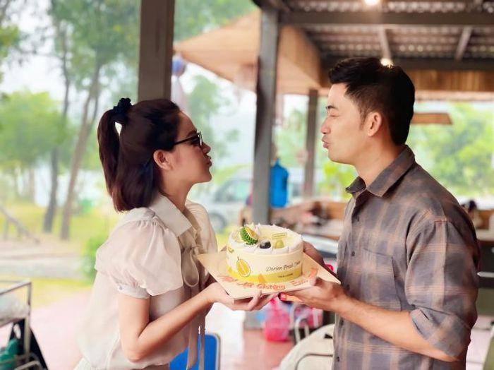 Showbiz 10/12: Lương Thu Trang nói về những cảnh tình cảm với diễn viên Bảo Anh