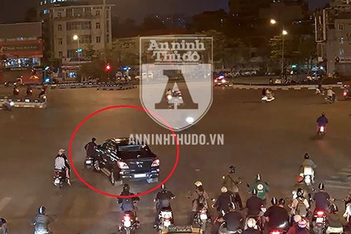 Hình ảnh chứng minh hành vi ngông cuồng của lái xe bán tải, khi cố tình đánh lái, nhấn ga để đâm va người đi xe máy