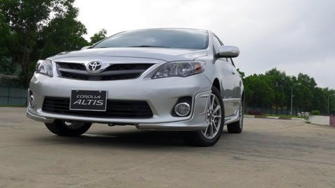 Mua Toyota Altis, tặng một năm bảo hiểm